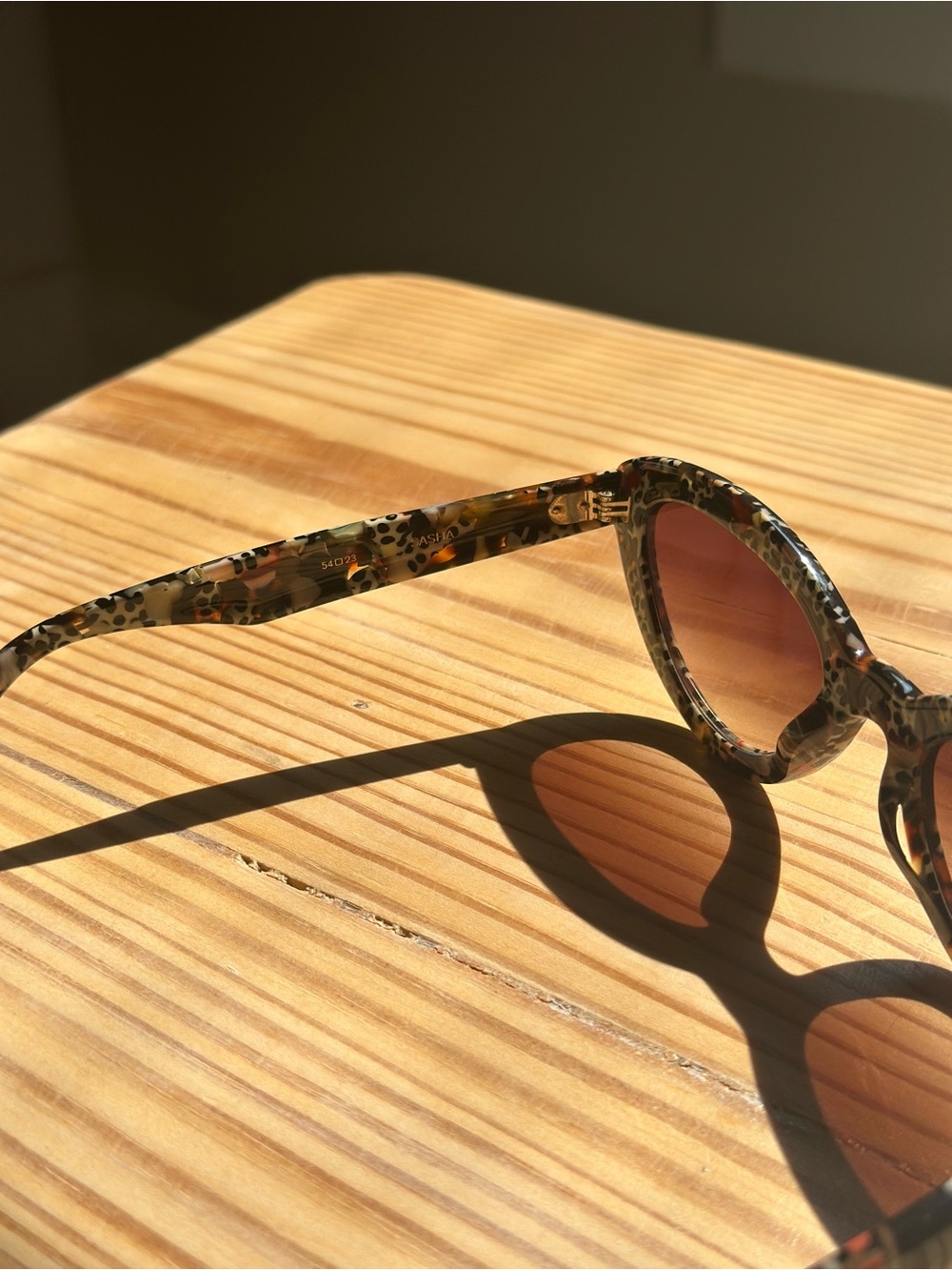 *Like New* KREWE SASHA in POPPY NOIR with Amber Gradient Lens - Picture 2 of 8